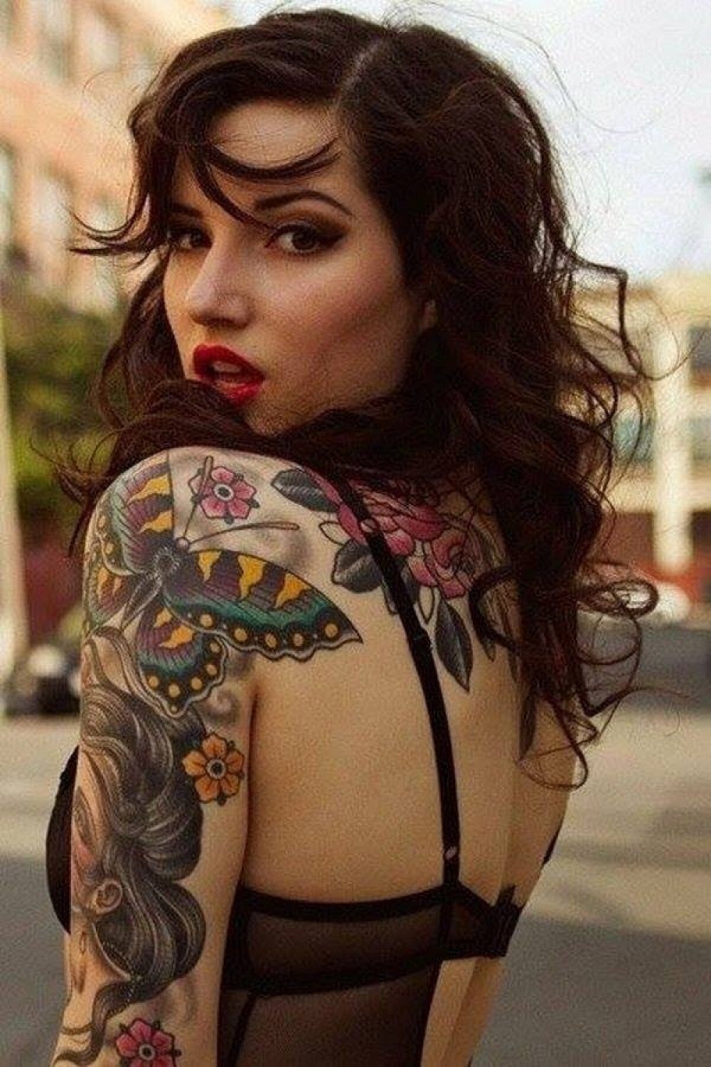Tatuaje en la espalda - color y hermoso