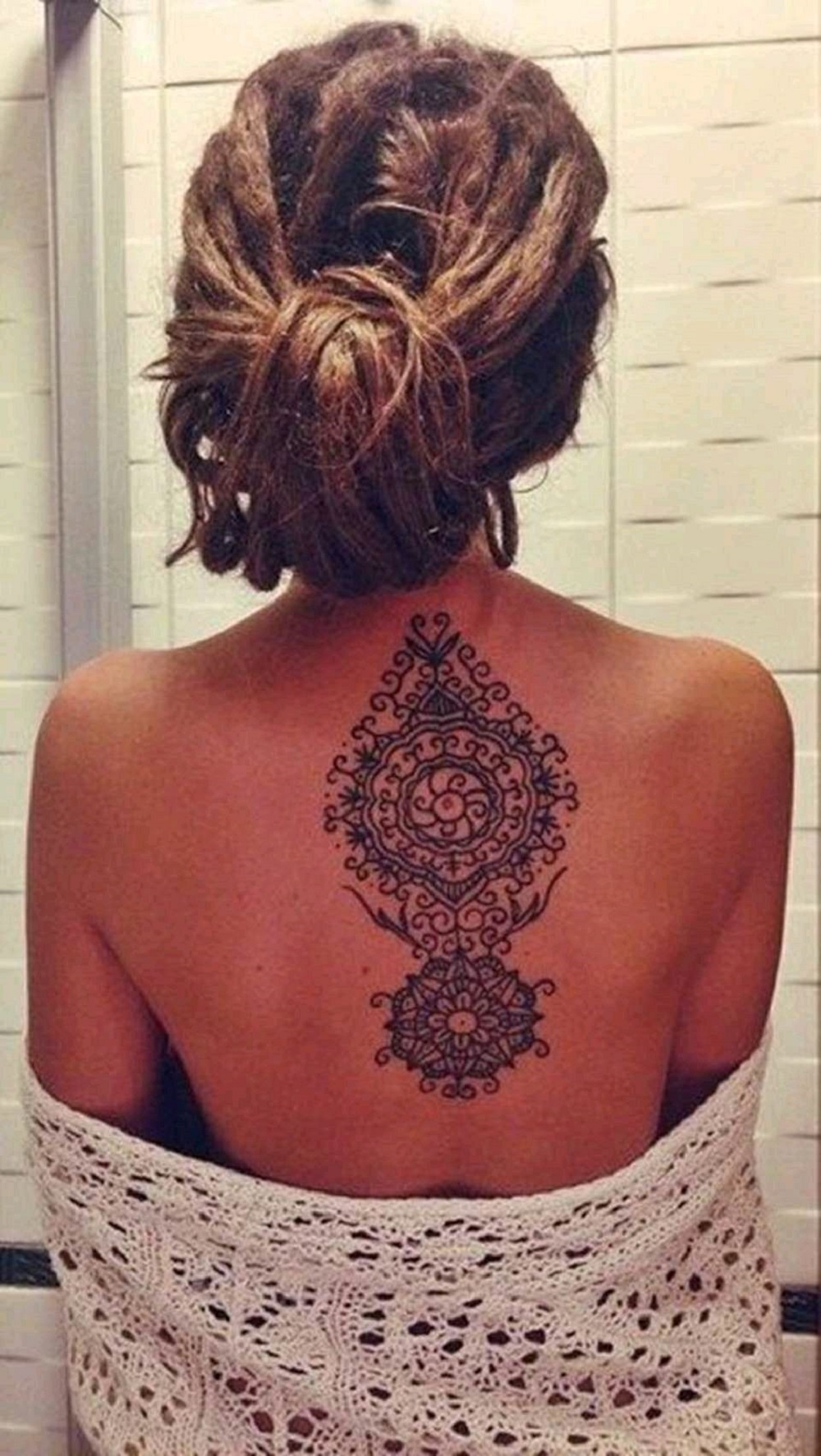 Tatuagem nas costas - linda mandala.