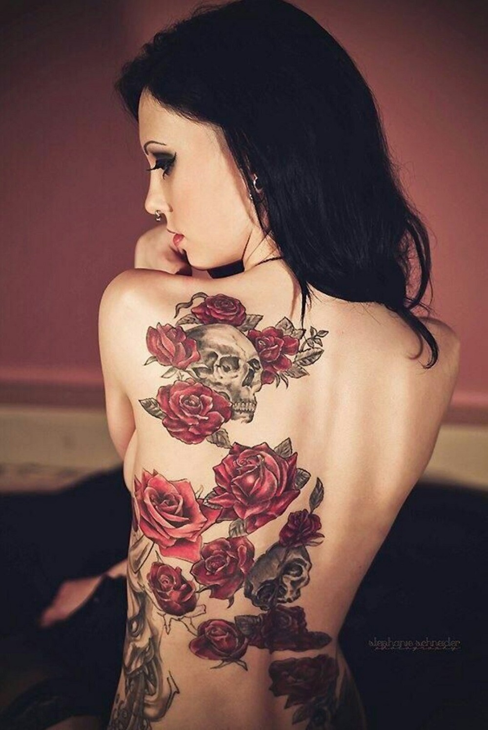 Tatuagem nas costas - caveira e flores