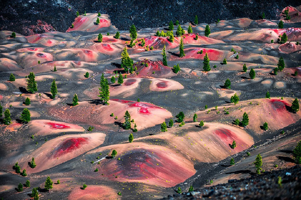 미국 래슨 화산 국립 공원의 페인트 칠한 듯한 모래 언덕