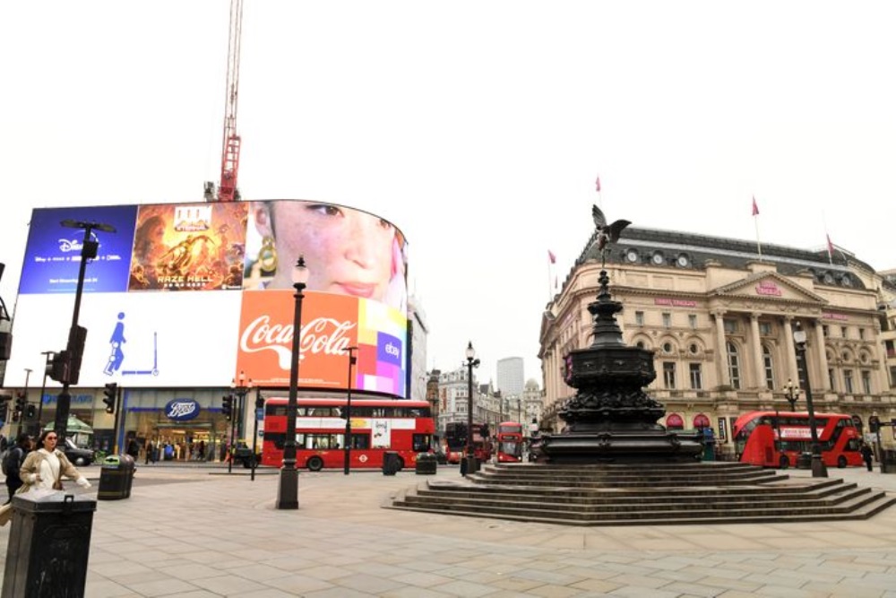 Piccadilly Circus i London, England under en pandemi