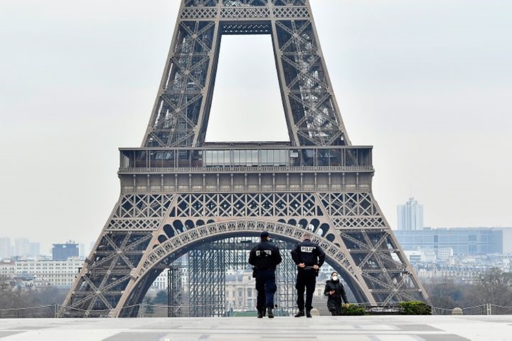 Torre Eiffel em Paris durante uma pandemia