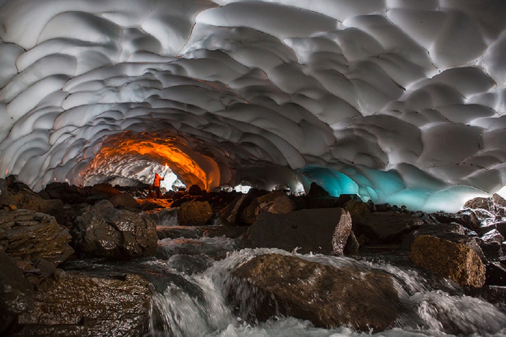 מערת הקרח ליד הר הגעש מוטנובסקי, רוסיה