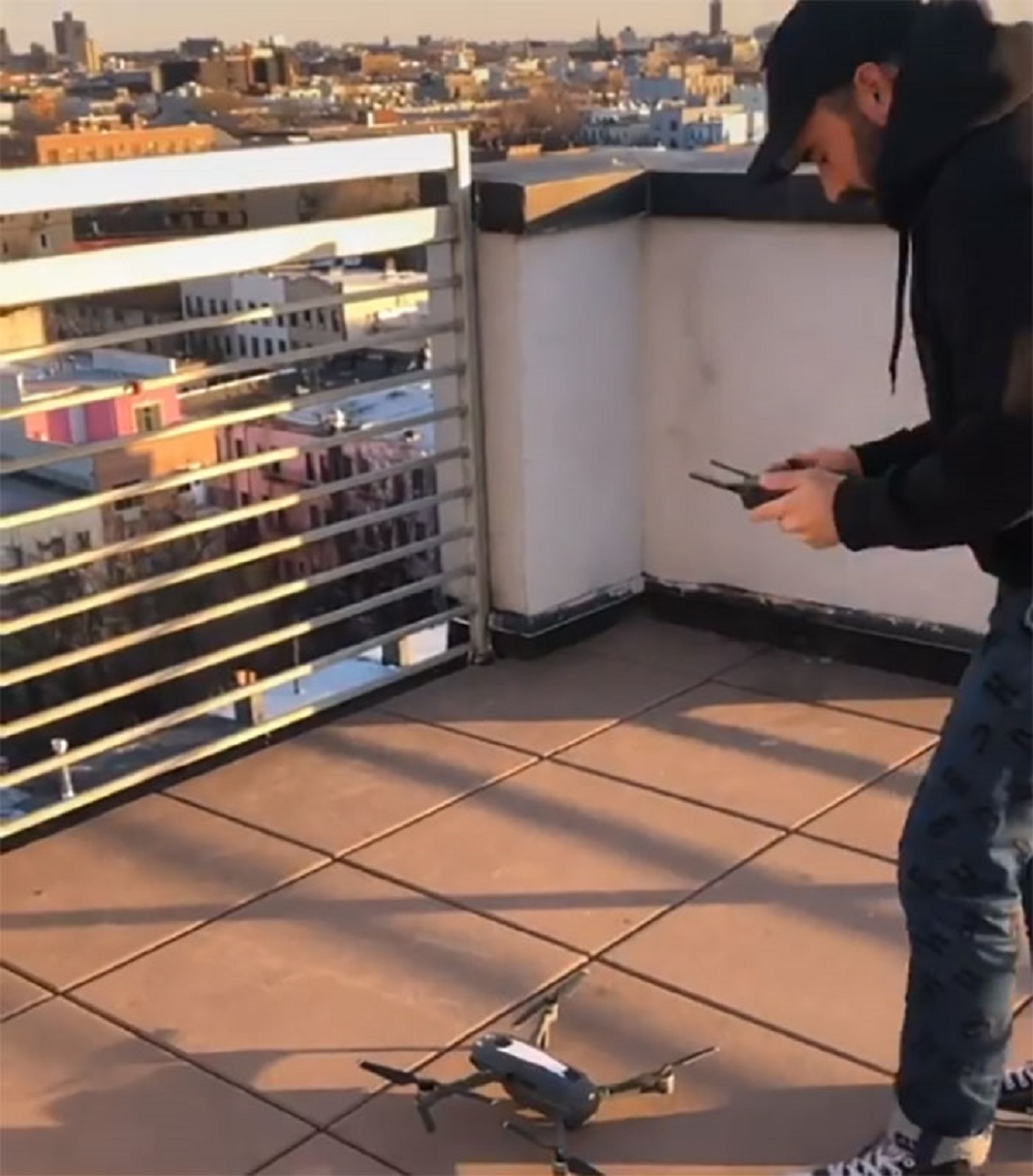 Homem controla um drone