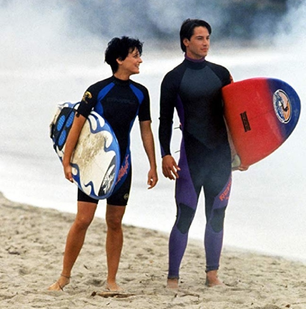 Keanu Reeves surfa