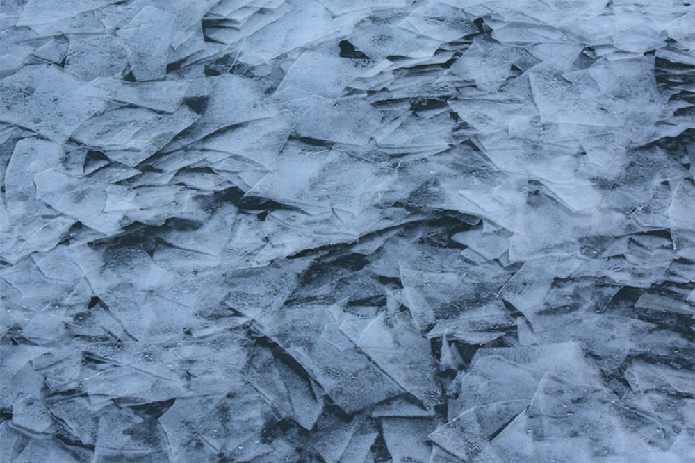 Hermoso hielo en la superficie del agua.