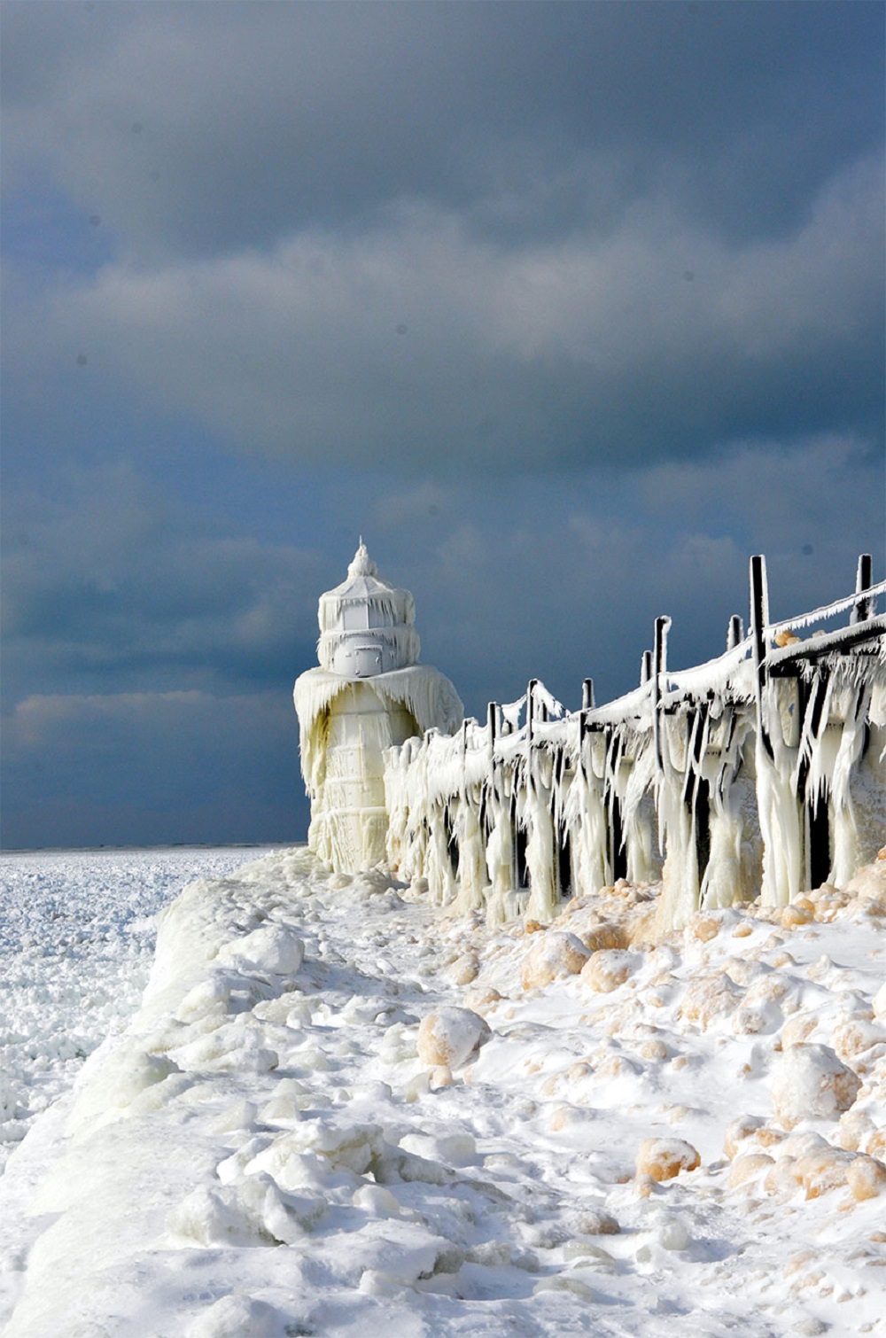 Latarnia morska nad jeziorem Michigan w zimie