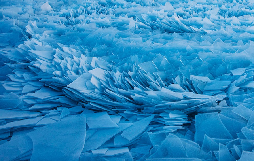 bryts isbergen sönder och bildar fantastiska former som leker med vår fantasi