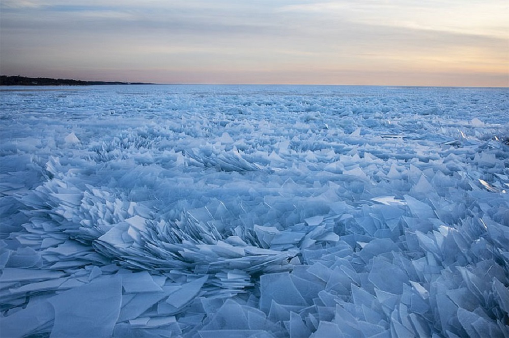 Ibland kan man se hur ispjäser börjar röra sig, vilket nästan får en att tro att sjön är en gigantisk levande varelse