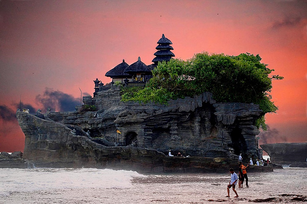El templo en el mar, Tanah Lot en la isla de Bali, Indonesia