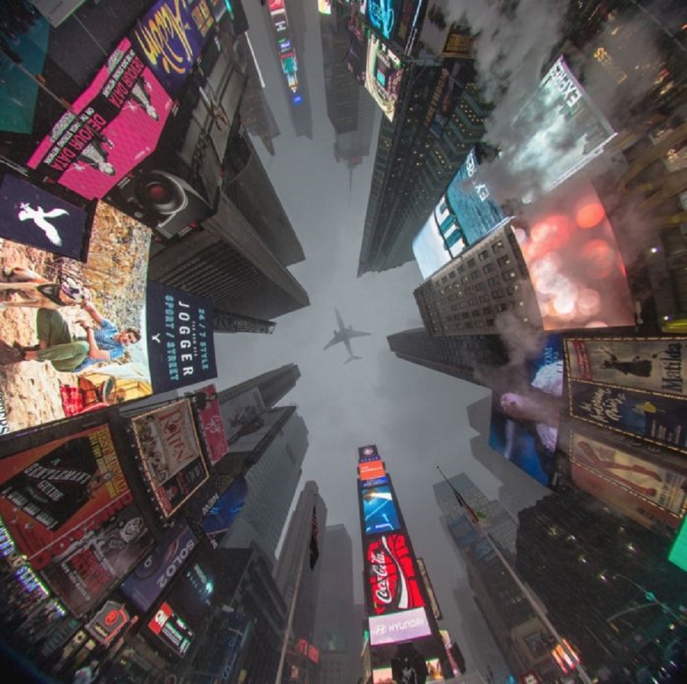 Times Square - patrząc z samego dołu