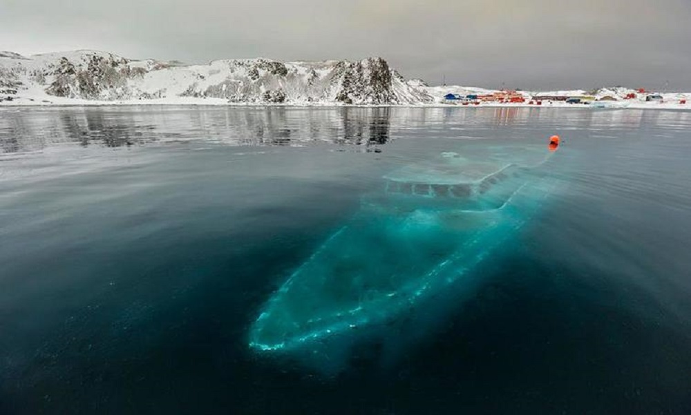 Ένα ναυάγιο εγκλωβισμένο σε ένα παχύ στρώμα πάγου