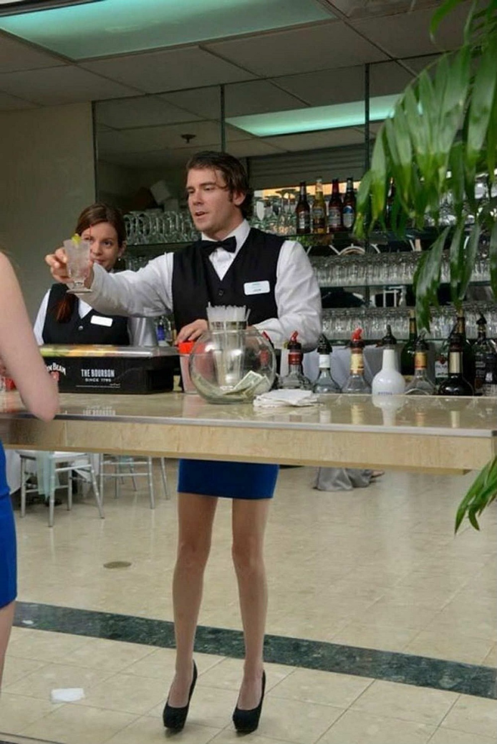 Bartender con falda