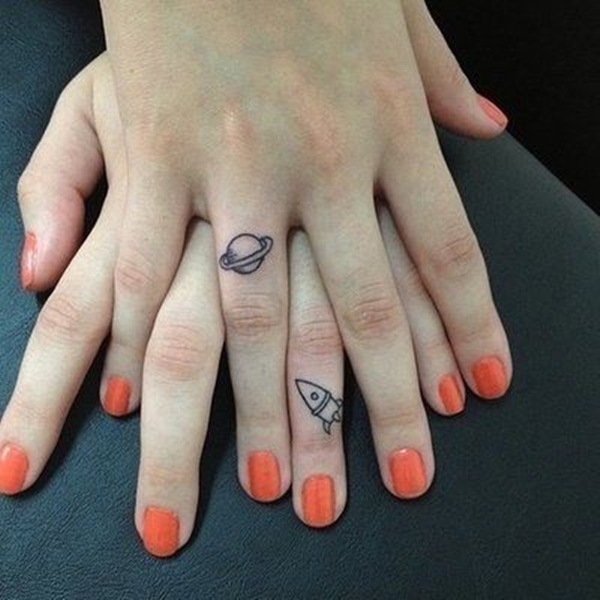 Tatuagens de Dedos com Foguetão e Planeta com Anéis