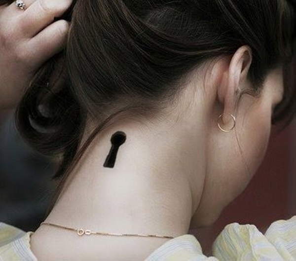 Tatuaje de cerradura negra en el cuello