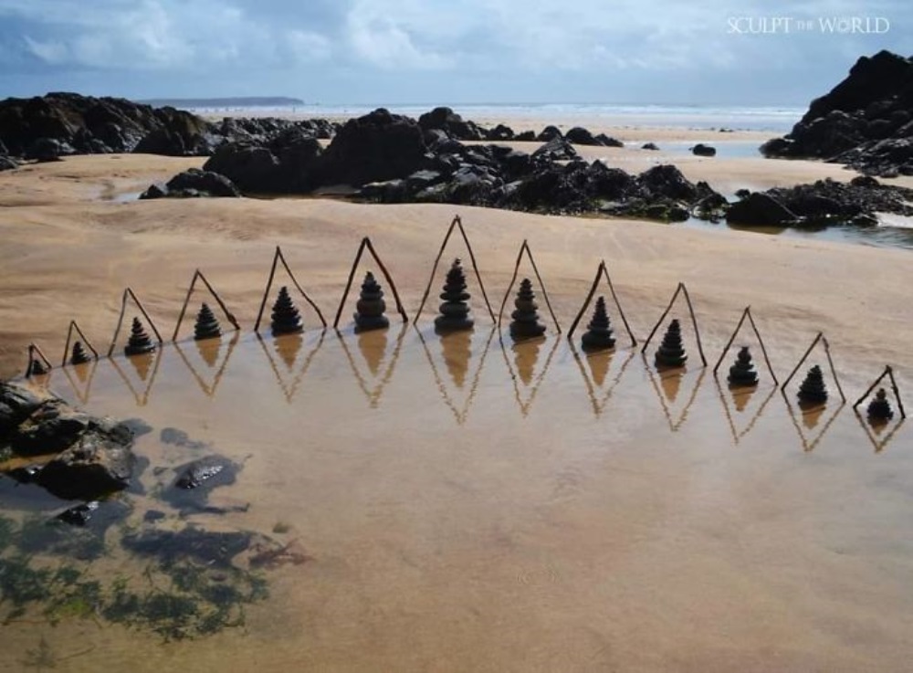 Trójwymiarowe postacie wykonane z kamieni na plaży