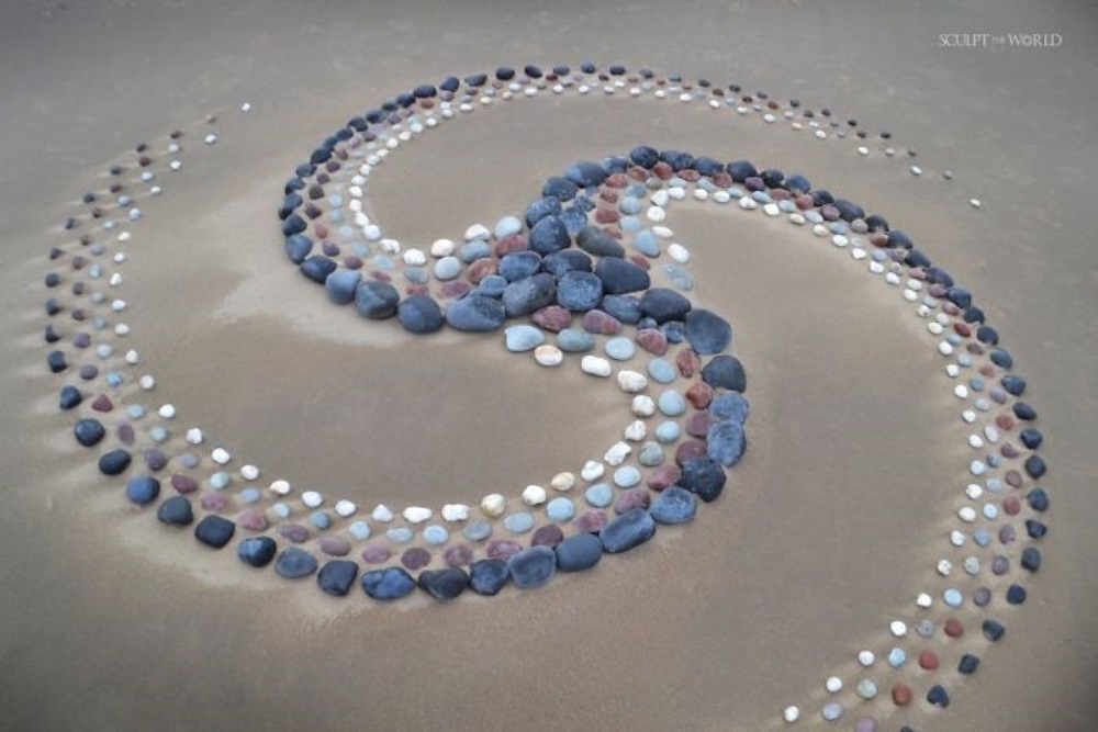 Interesante patrón de piedra en la playa