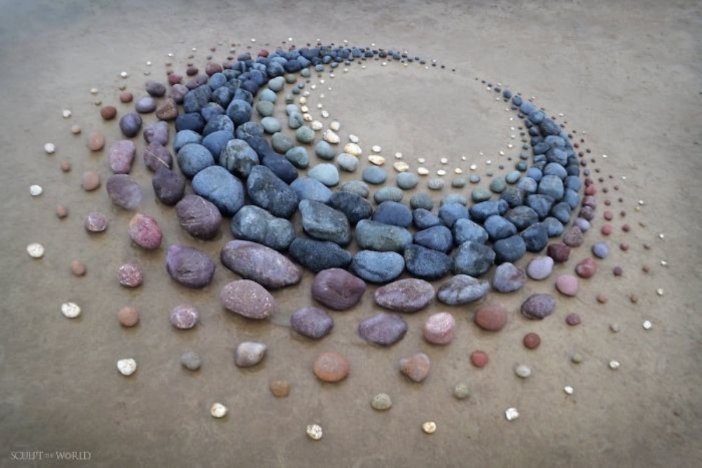 Una figura interesante hecha de piedras que no están en la playa.