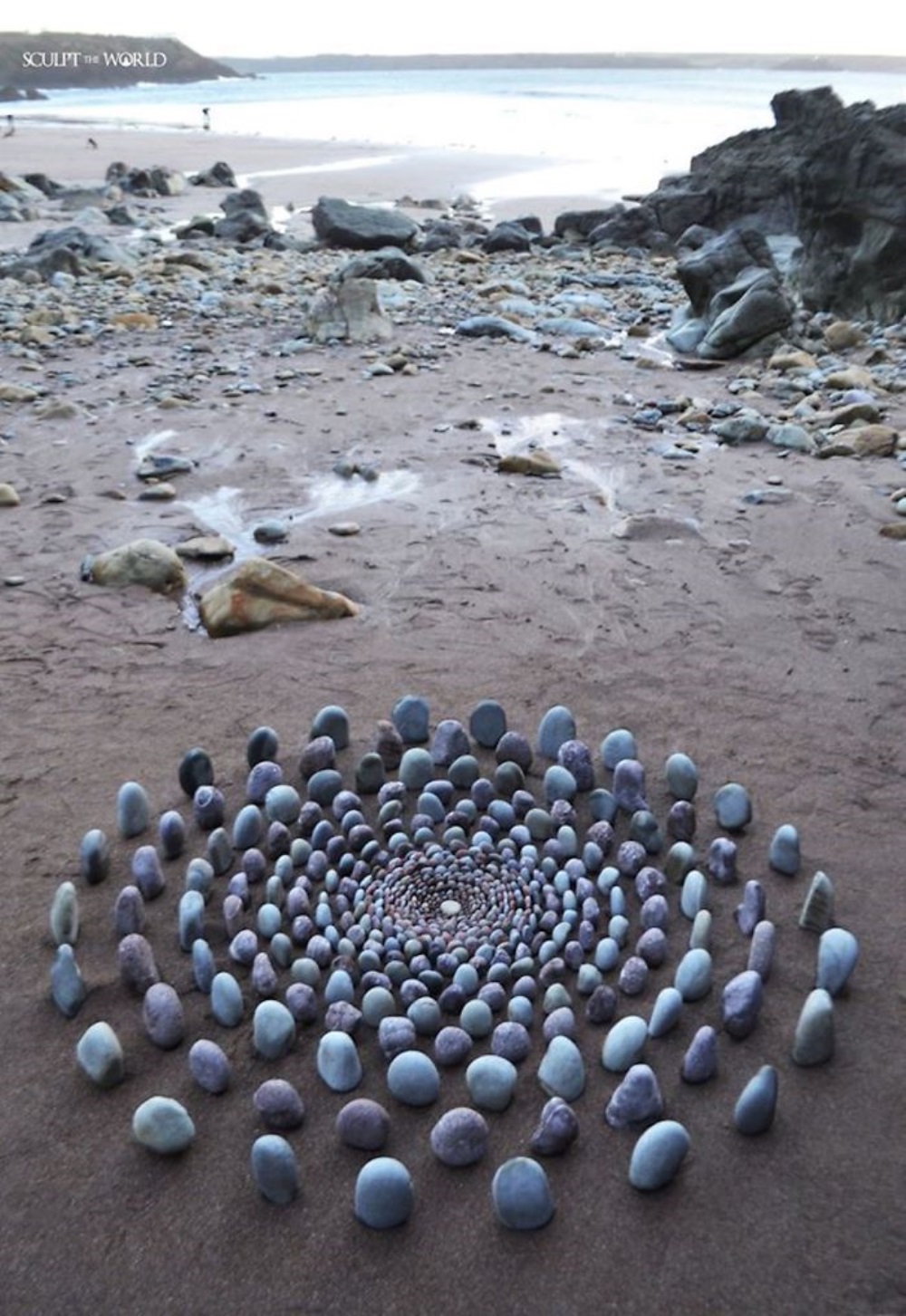 Pedras na praia em um círculo