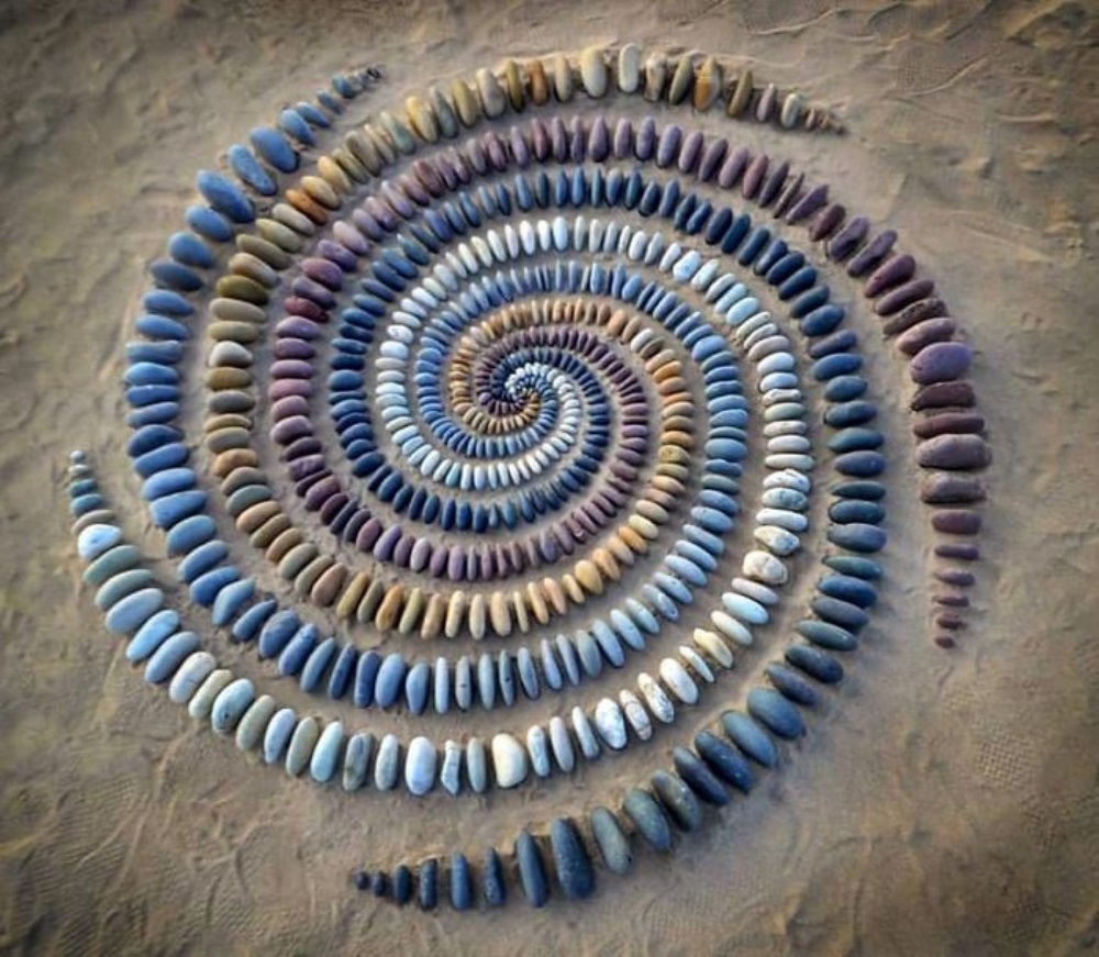 Piedras inusualmente dispuestas en la playa