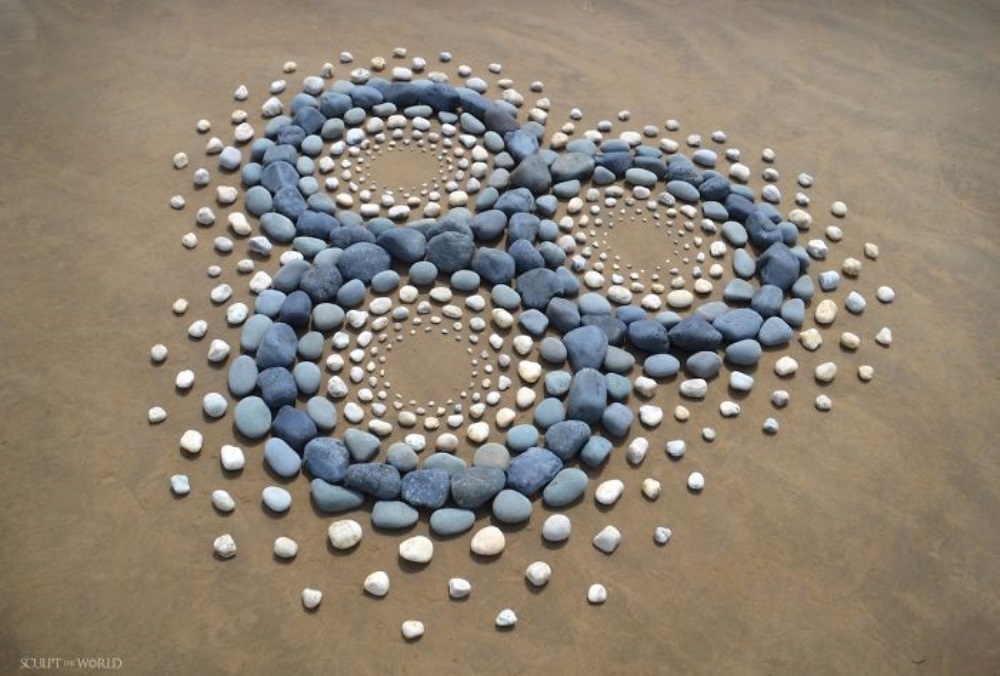 Una figura hecha de piedras en la playa.