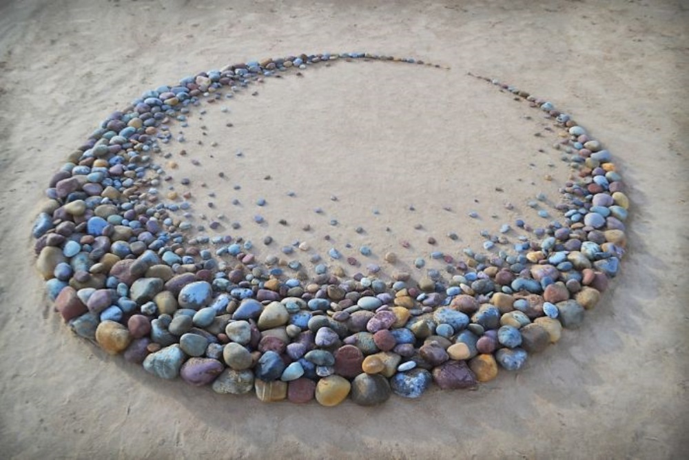 Pedras coloridas na areia