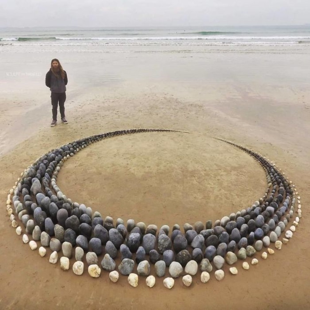 Círculo de pedras à beira-mar