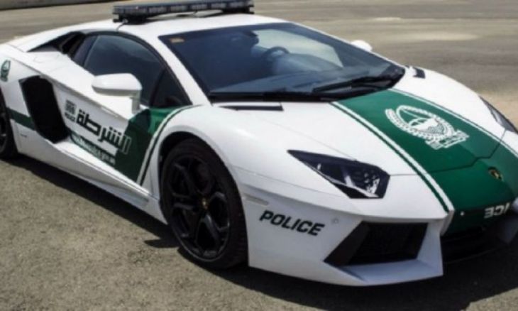Poliția patrulează străzile în mașini Bentley, Ferrari și Lamborghini.