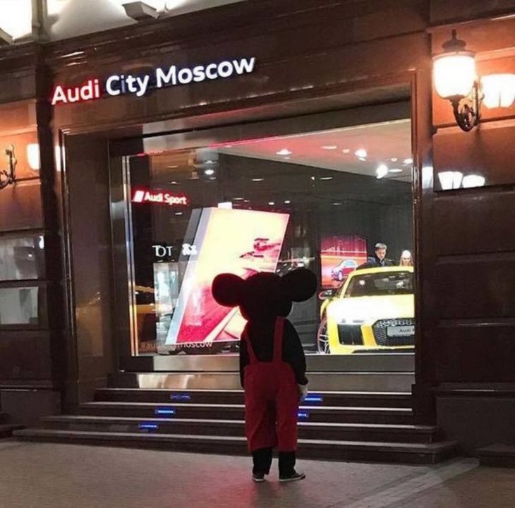 Mickey Mouse kijkt naar Audi