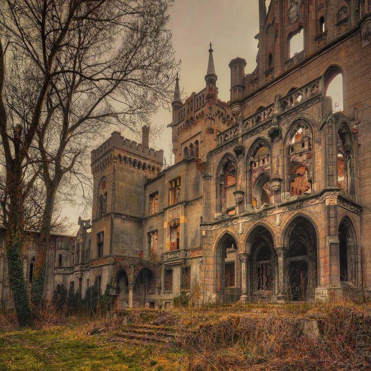 Afbrokkelend kasteel in Kopice, Polen