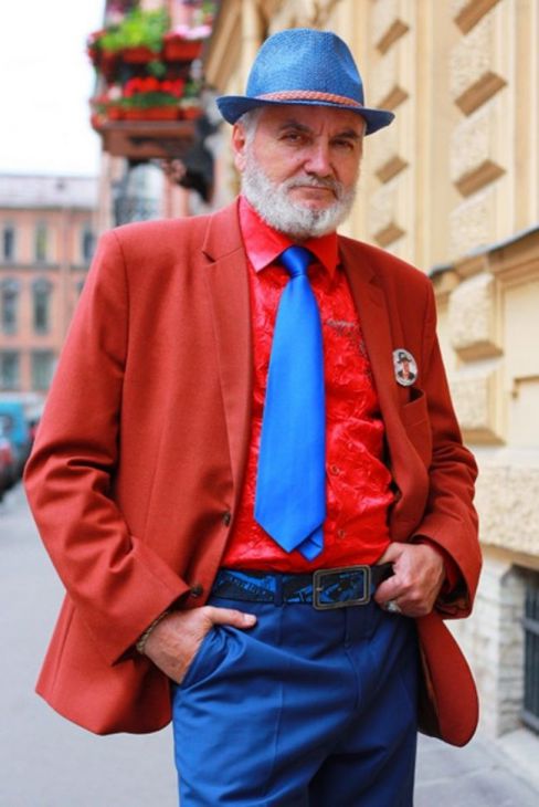 Velho em uma jaqueta vermelha