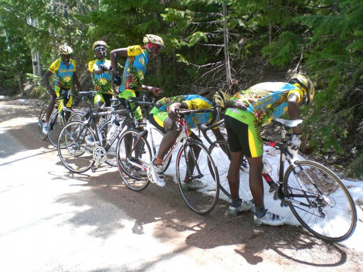 O echipă de cicliști din Rwanda la vederea zăpezii pentru prima dată în viață