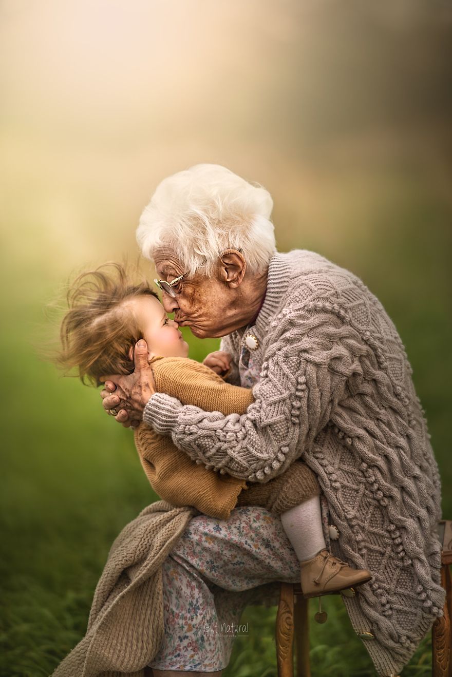 Babcia całuje wnuka