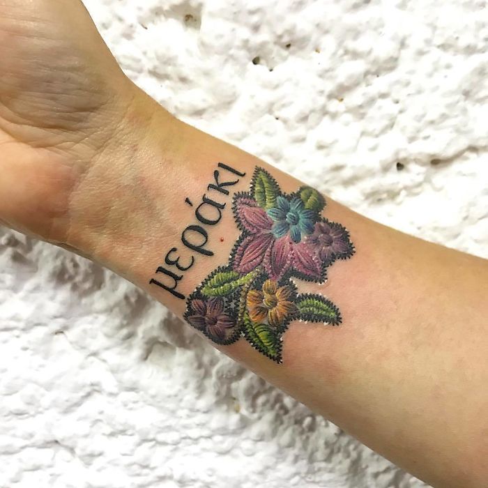 Tatuaż na ramieniu z napisem