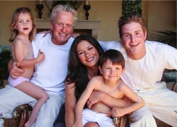 Catherine Zeta-Jones com a família