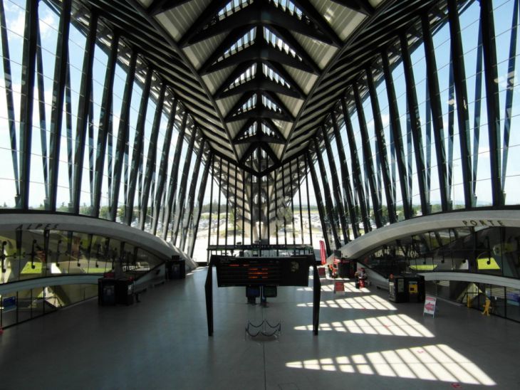 Dentro do edifício Aeroporto Internacional de Lyon - Saint-Exupéry