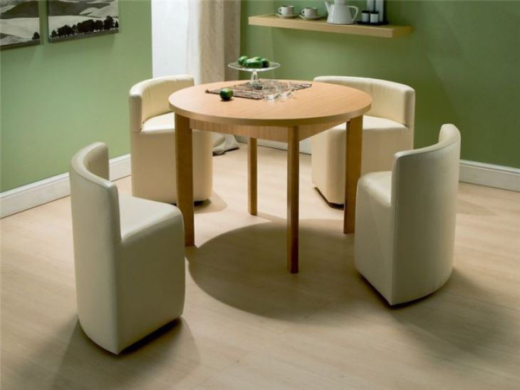 Eettafel en stoelen die je kunt opbergen