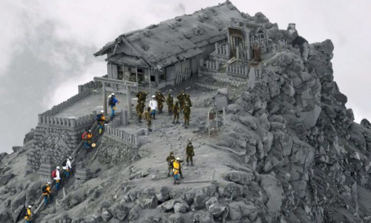 Et tempel dekket av aske fra det vulkanske