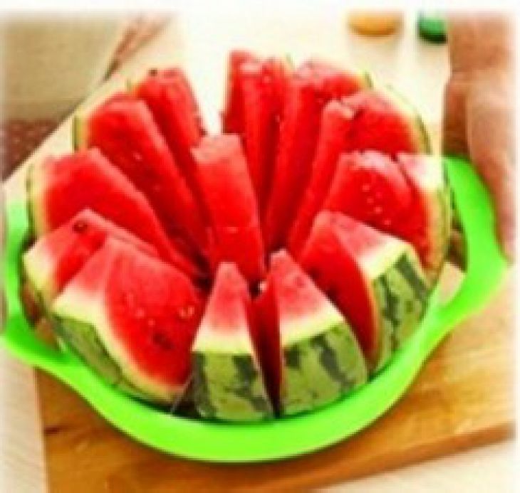 Het mes snijdt snel watermeloen