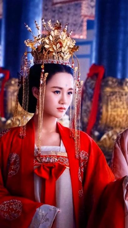 Mulher chinesa colocada na coroa 