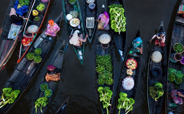 mercado flutuante colorido na Indonésia