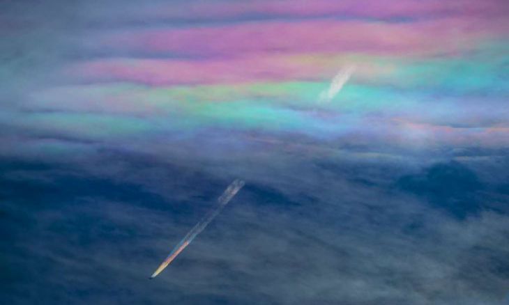 Um avião carregando um arco-íris