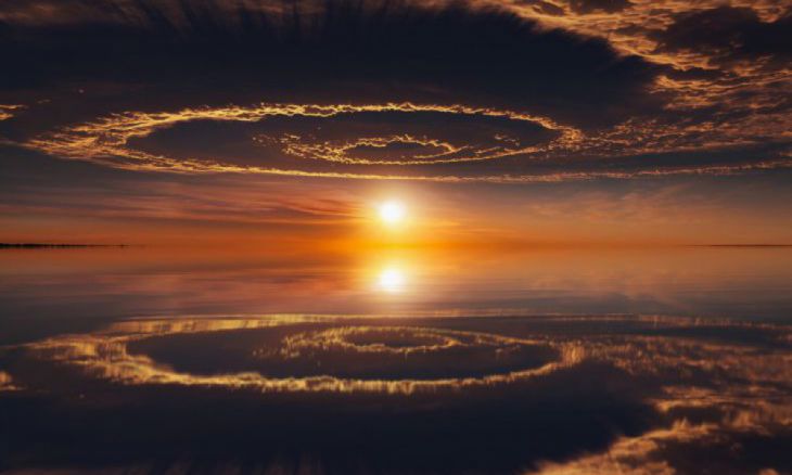 O reflexo do céu parecendo um portal para outro mundo 