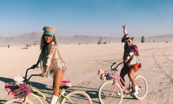 Garotas de bicicleta no deserto