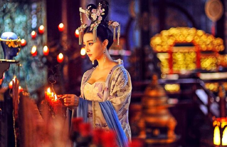 Femeie chineză în rochie tradițională lumânări lumânări