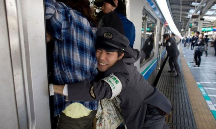 Angajații căilor ferate la lucru în Tokio, Japonia