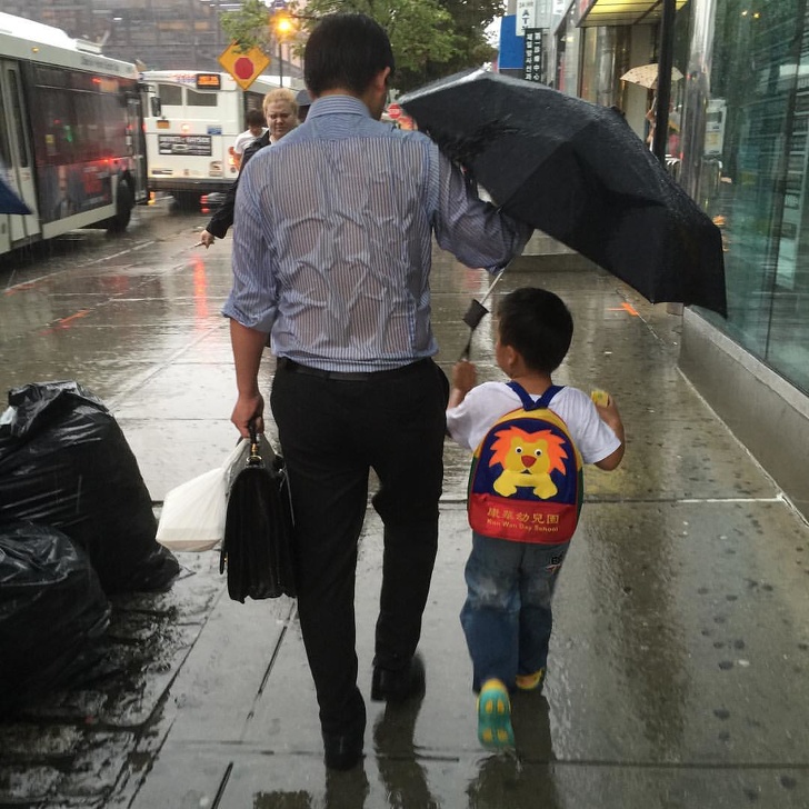 Pai e filho na chuva
