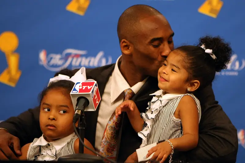 Kobe Bryant com crianças
