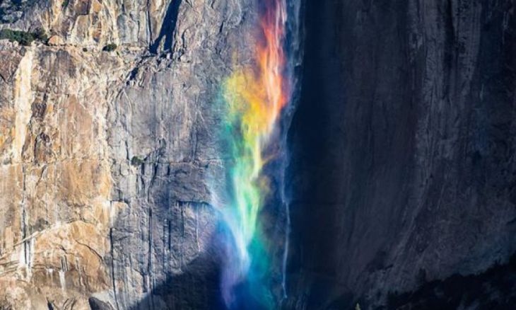 Las salpicaduras de una cascada crearon este arco iris