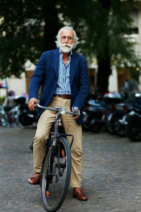 Oude man op een vintage fiets